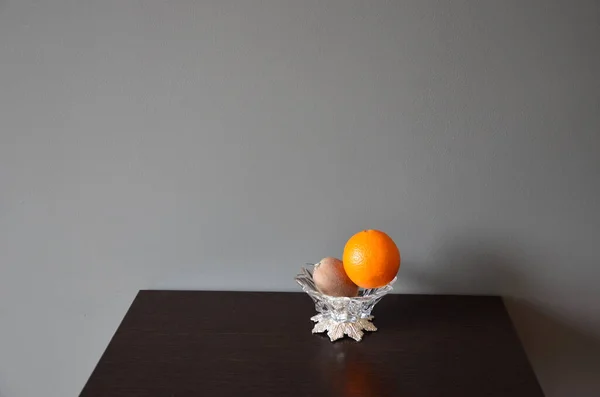 Beyaz arkaplanı olan güzel sarı bir mandalina ağacının yakın plan fotoğrafı.