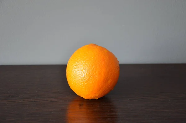 木のテーブルの上に新鮮な熟したオレンジ — ストック写真