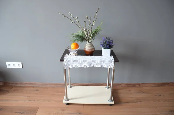 Çağdaş odanın çiçekli güzel iç mekanı.