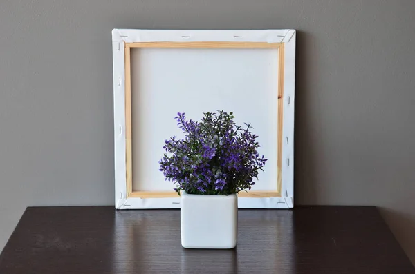 Beyaz arka planda vazodaki güzel çiçekler