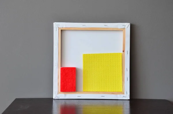 Kırmızı ve beyaz duvarlı ahşap çerçeve