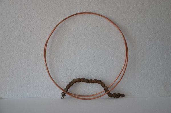 Beyaz arka planda altın kolye, mücevher, aksesuar