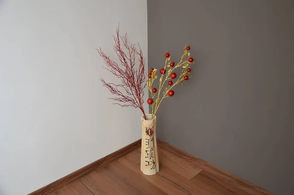 Красивые Декоративные Цветы Деревянном Столе — стоковое фото