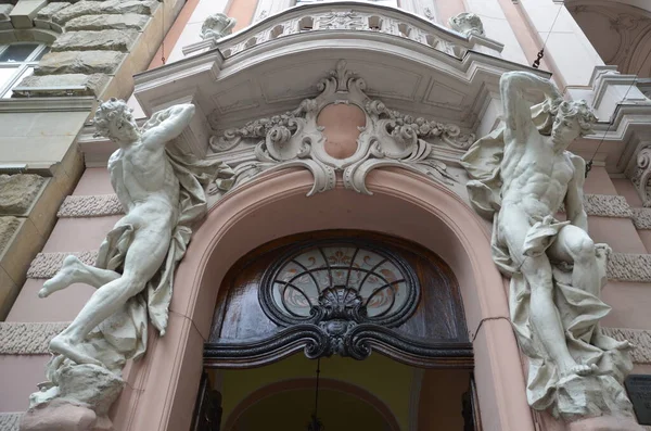 整个利沃夫称为 科学家之家 的贵族赌场 是利沃夫建筑的一颗真正的明珠 — 图库照片