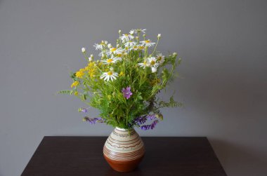 Vazodaki güzel çiçekler masada. 