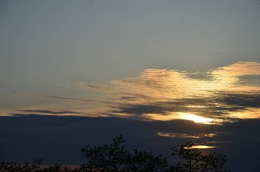 Güzel gün batımı gökyüzü bulutlu