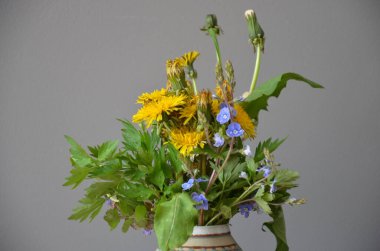 Vazoda çiçekli buket