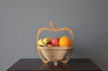 Taze meyve ve elmalar sepette.