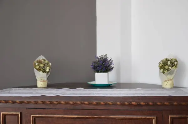 Bir buket gül ve vazoda bir mum..