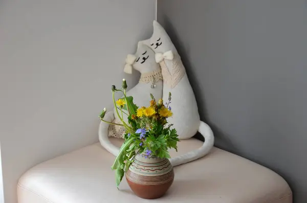 Beyaz ve gri kedi koltukta oturuyor..