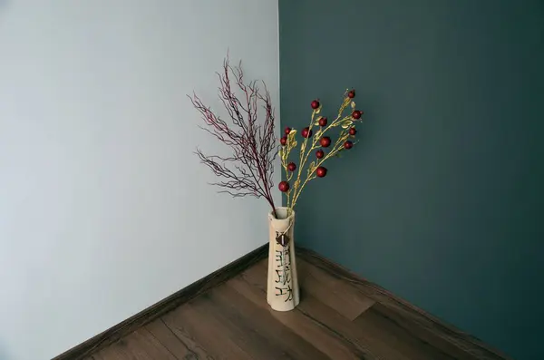 Böğürtlen ve kozalaklı Noel ağacı dalları