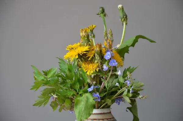 Vazoda çiçekli buket