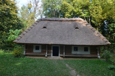 Köydeki geleneksel Ukrayna evi.