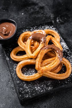 Geleneksel Meksika usulü çikolatalı churros. Siyah arka plan. Üst görünüm.