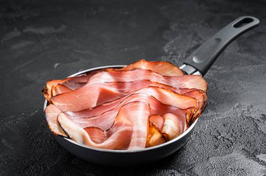 Tavada Kara Orman Jambonu Pişirme. Siyah arka plan. Üst görünüm.