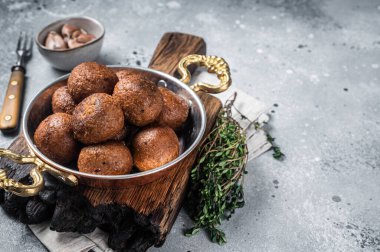 Tavada kızartılmış vegan mercimek köftesi. Gri arka plan. Üst Manzara. Boşluğu kopyala.