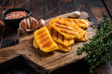 Izgara Halloumi peyniri ile kızartılmış otlar ve kekik. Ahşap arka plan. Üst görünüm.