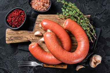 Sucuk et sosisi, Sujuk kuru baharatlı sosis. Siyah arka plan. Üst görünüm.