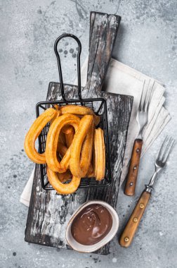 Geleneksel İspanyol tatlısı, şekerli ve çikolatalı. Gri arka plan. Üst görünüm.