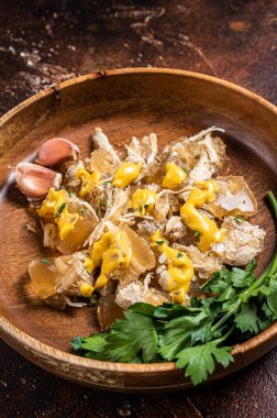 Tabakta hardallı tavuk eti. Karanlık arka plan. Üst görünüm.