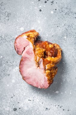 Tütsülenmiş tavla, domuz eti. Gri arka plan. Üst görünüm.