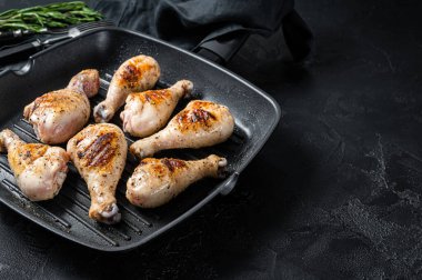 Izgara tavuk budu, otlu but, kümes hayvanı eti. Siyah arka plan. Üst Manzara. Boşluğu kopyala.