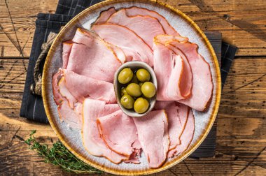 Zeytinli füme jambon dilimleri. Ahşap arka plan. Üst görünüm.