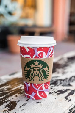 İstambul, Türkiye - 18 Kasım 2021: Logolu bir fincan Starbucks kahvesi.