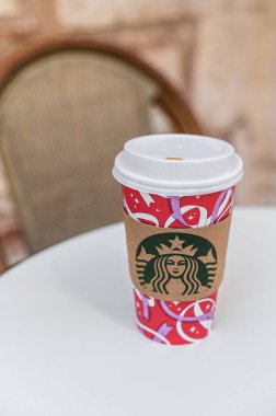 İstambul, Türkiye - 18 Kasım 2021: Logolu bir fincan Starbucks kahvesi.