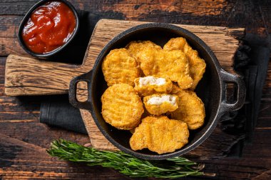 Fast food, tavada kızarmış nugget. Ahşap arka plan. Üst görünüm.
