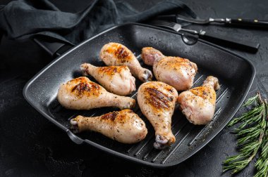 Izgara tavuk budu, otlu but, kümes hayvanı eti. Siyah arka plan. Üst görünüm.