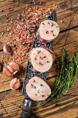 Et iliği kemikleri, otlu çiğ et. Ahşap arka plan. Üst görünüm.