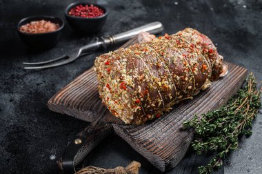 Pişmemiş baharatlı domuz eti, baharat ve otlarla pişirilmeye hazır. Siyah arka plan. Üst görünüm.