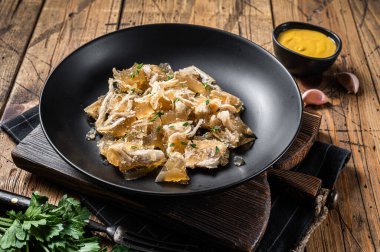 Tabakta hardallı tavuk eti jölesi. Ahşap arka plan. Üst görünüm.