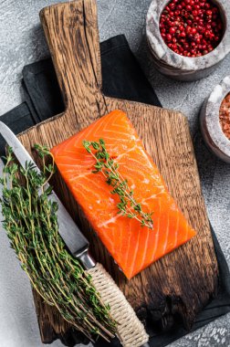 Tahta tahtada taze çiğ somon bifteği. Beyaz arka plan. Üst görünüm.