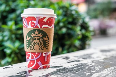 İstambul, Türkiye - 18 Kasım 2021: Logolu bir fincan Starbucks kahvesi. Boşluğu kopyala.