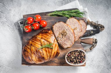 Biftekli rosto, domuz pastırması ve baharatlı dilimlenmiş köfte. Beyaz arka plan. Üst Manzara. Boşluğu kopyala.