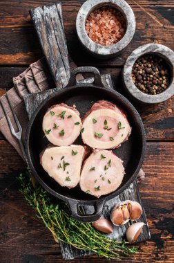 Çorba pişirmek için taze çiğ et iliği kemikleri. Ahşap arka plan. Üst görünüm.