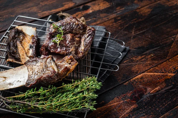 Izgarada ızgara biftek ve pirzola. Ahşap arka plan. Üst Manzara. Boşluğu kopyala.