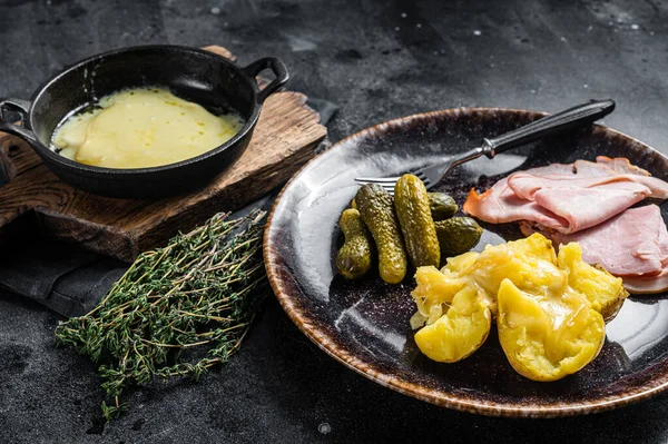 Ρακλέτ Λιωμένο Τυρί Βραστή Πατάτα Και Ζαμπόν Ρουστίκ Πιάτο Ελβετικό — Φωτογραφία Αρχείου