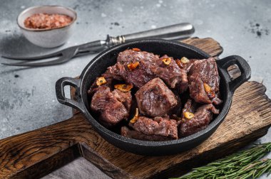 Sarımsaklı tavada ızgara Sauteed Beef. Gri arka plan. Üst görünüm.