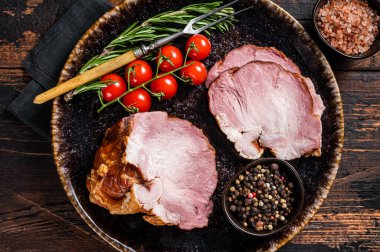 Tütsülenmiş domuz eti, yabani otlarla dolu bir tavla. Ahşap arka plan. Üst görünüm.