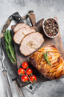 Biftekli rosto, domuz pastırması ve baharatlı dilimlenmiş köfte. Beyaz arka plan. Üst Manzara. Boşluğu kopyala.