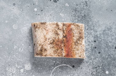 Sarımsaklı ve karabiberli tuzlu domuz yağı. Gri arka plan. Üst görünüm.