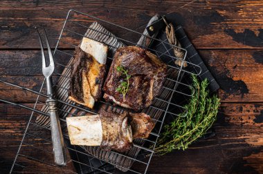 Izgarada ızgara biftek ve pirzola. Ahşap arka plan. Üst görünüm.