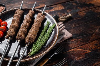 Kıyılmış kuzu etinin şiş şiş şiş ızgara şiş kebabı, Lula kebap. Ahşap arka plan. Üst Manzara. Boşluğu kopyala.