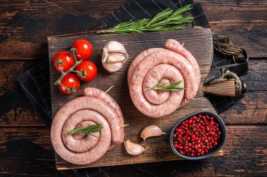 Tahta üzerinde Bavyera çiğ sosisi. Ahşap arka plan. Üst görünüm.