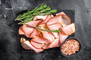 Domuz Black Forest Jambon Dilimleri mermer tahtada. Siyah arka plan. Üst görünüm.