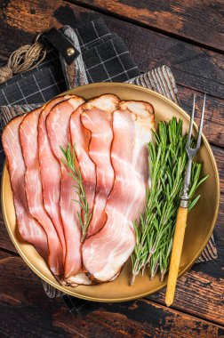 Biberiyeli kurutulmuş domuz pastırması. Ahşap arka plan. Üst görünüm.