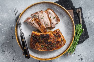 Filipinli marine edilmiş domuz göbeği ve tabakta kabuk. Gri arka plan. Üst görünüm.